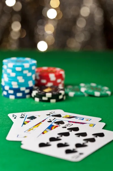 epicwin slot Domino QQ table interface showing player seats, hand rankings, and real-time game action